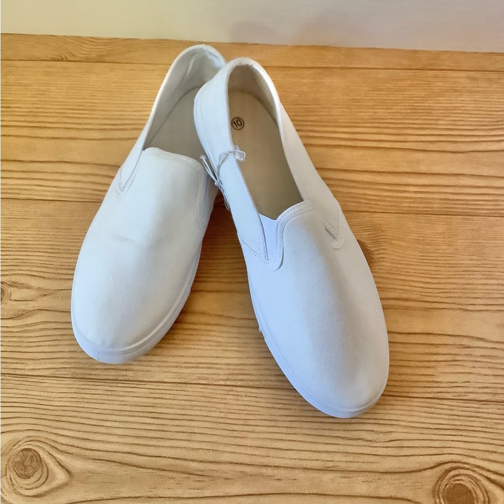 NWOT Slip On Deck Shoes.   Size 10